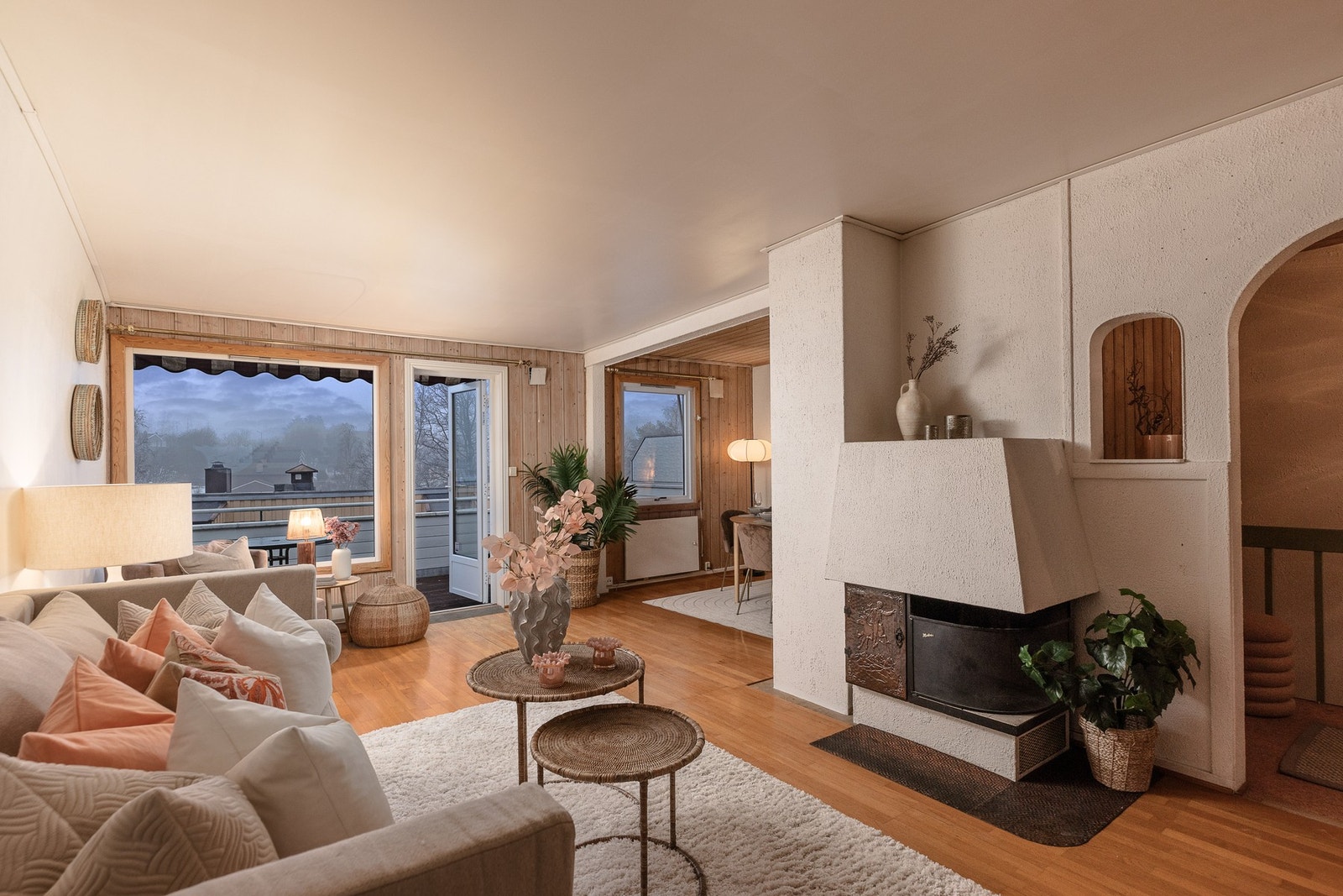 Innholdsrikt rekkehus med oppussingsbehov, peis, hyggelig hage og solrike uteplasser. Mulighet for kjøp av garasjeplass