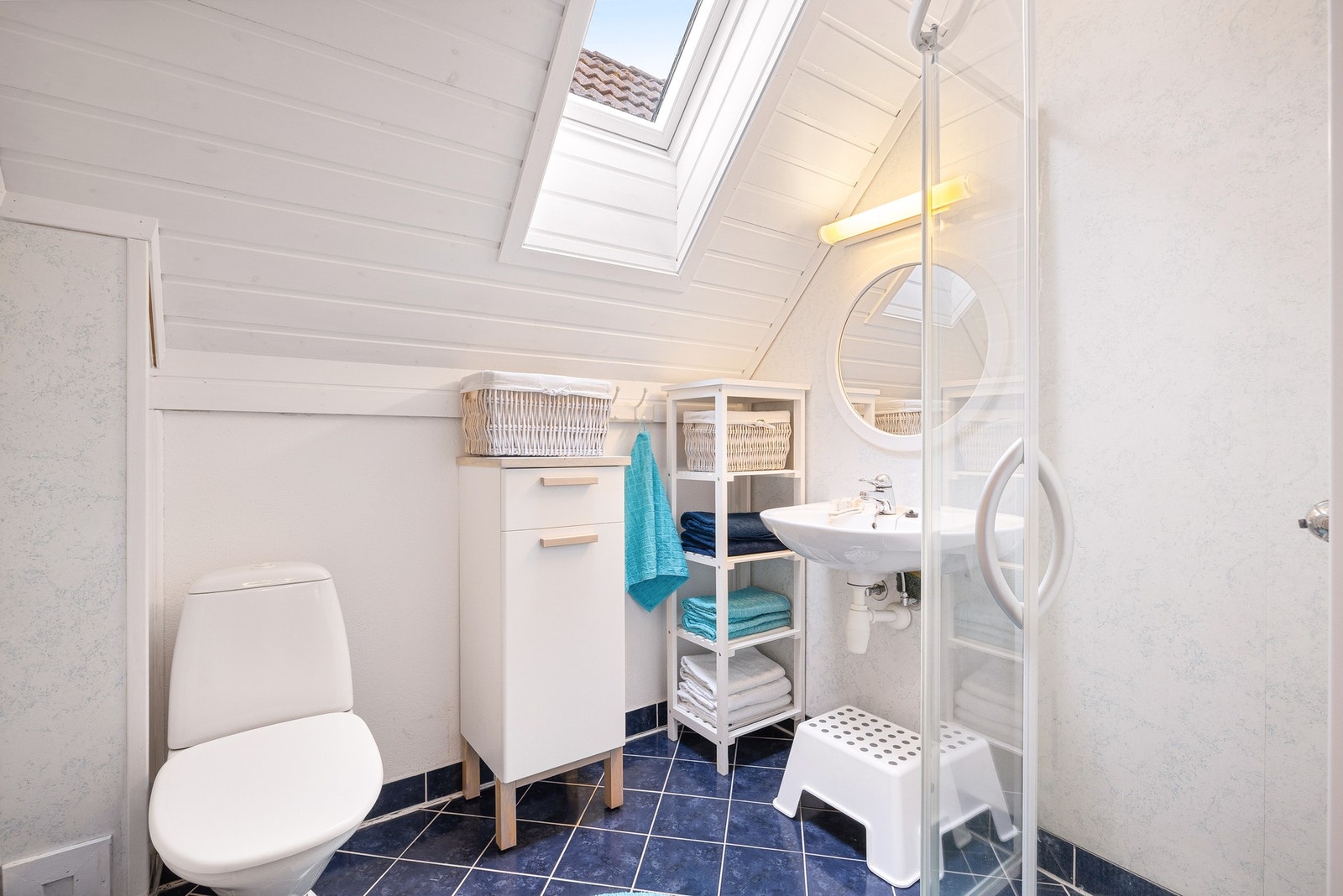 Badet er praktisk innredet med toalett og dusj og måler 3,7 kvm. Varmekabler i gulv Galleribilde