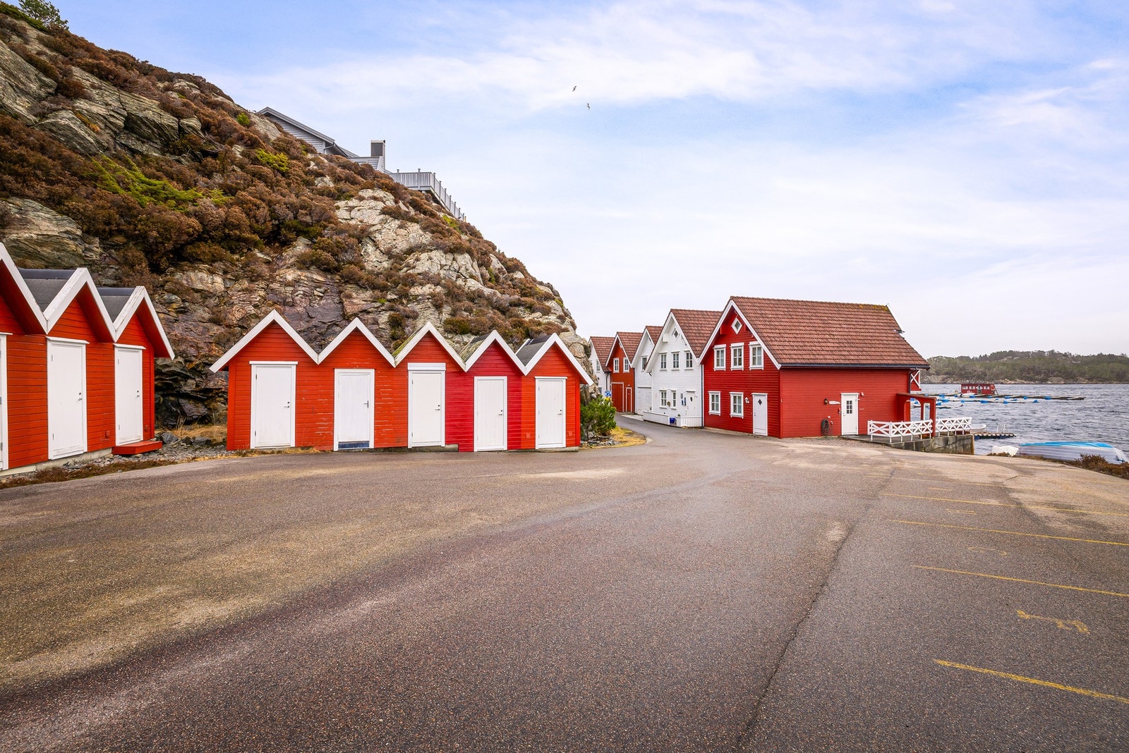Det medfølger fast parkeringsplass, samt redskapsbod på 3,4 kvm like ved rorbuen Galleribilde