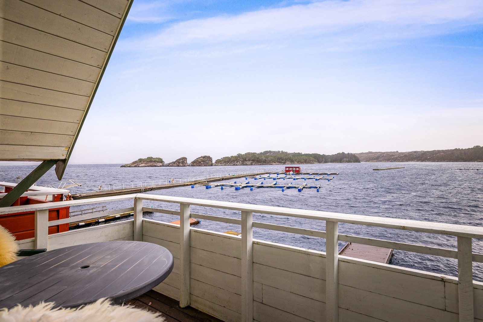 Her har man idyllisk utsikt over fjorden og nærområdet Galleribilde
