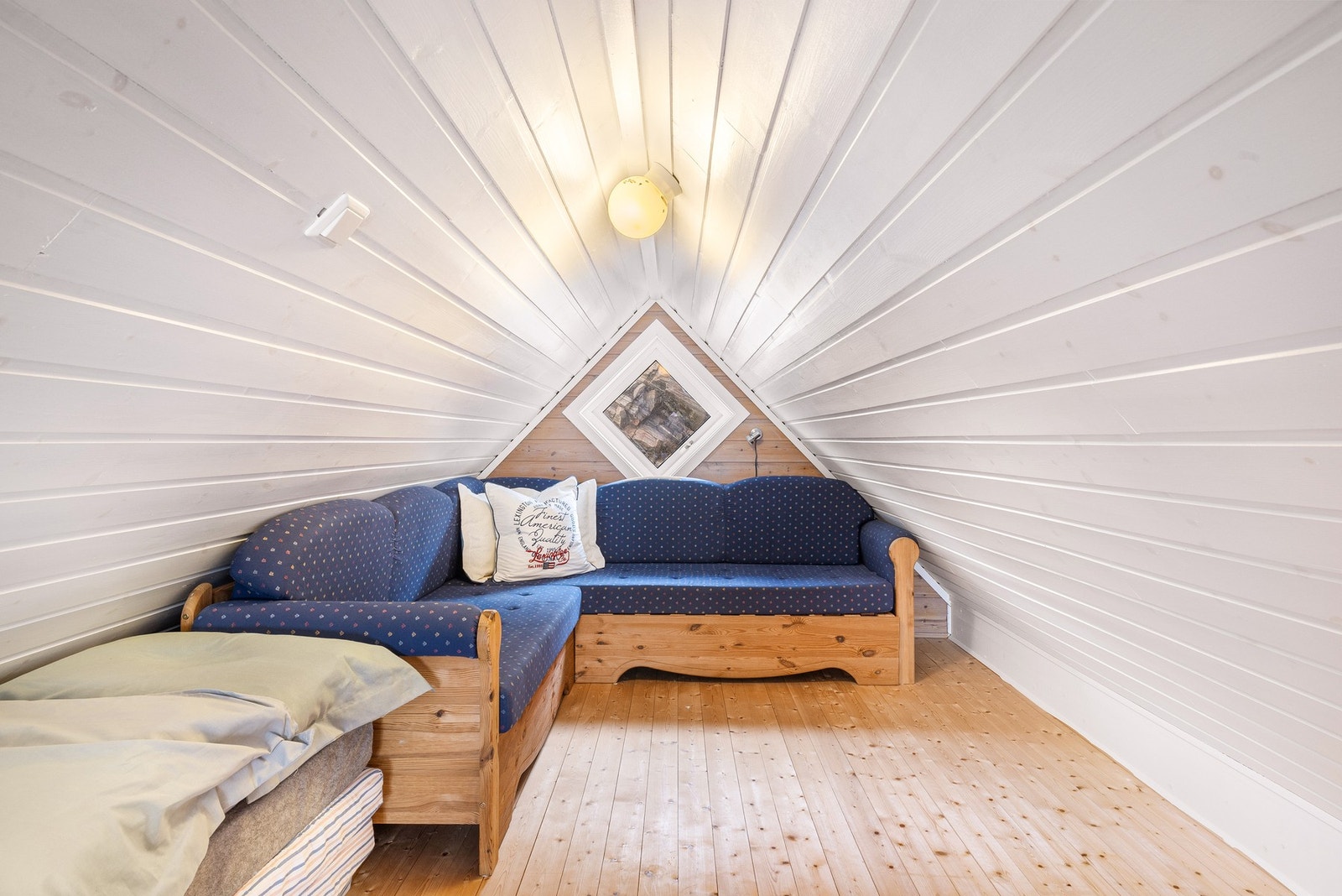 Hemsen har ikke måleverdig areal grunnet lav takhøyde, men ypperlig å ha ved mange gjester Galleribilde