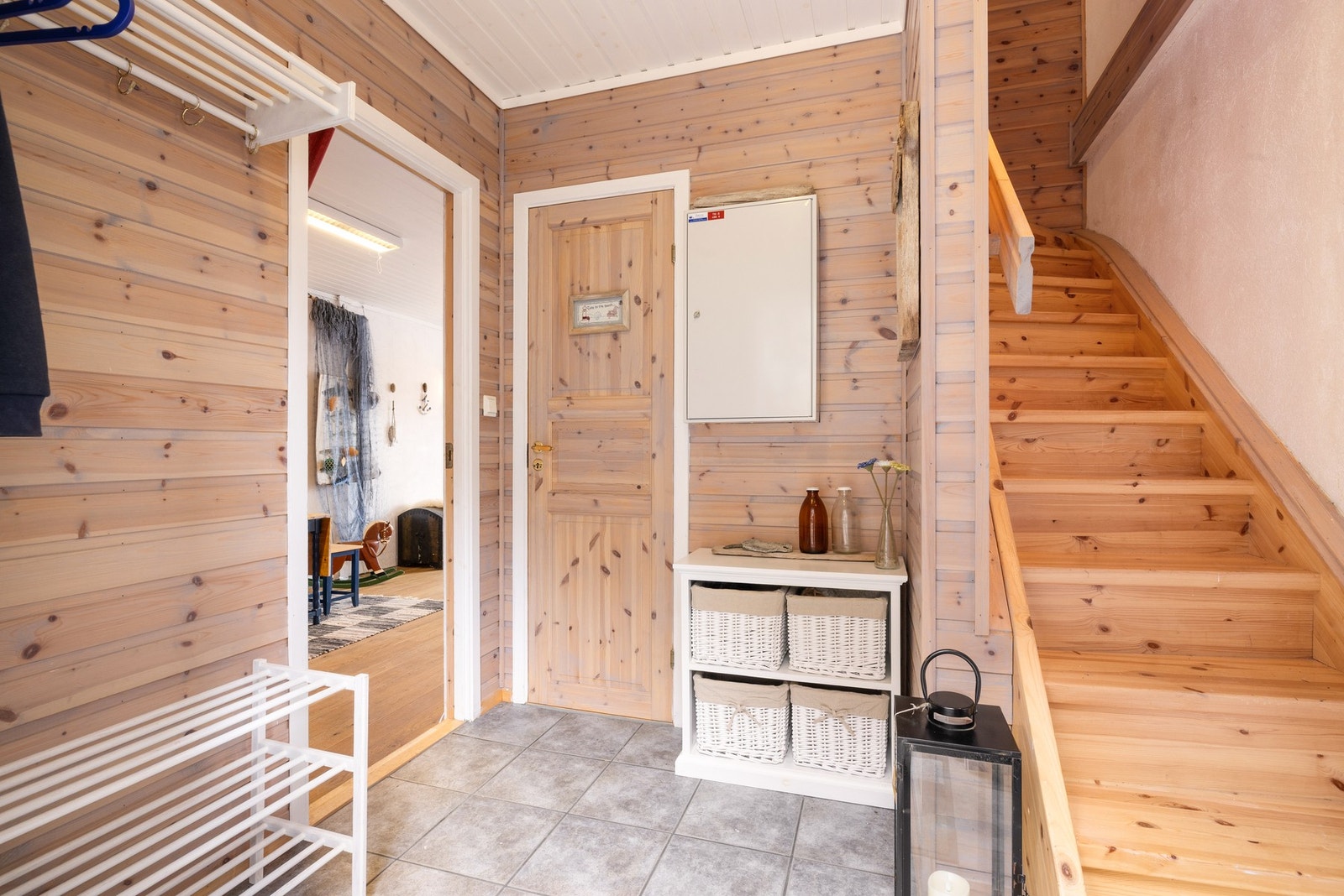 Inngangsparti på 5,1 kvm med trapp opp til 2.etasje. Bak døren finner man en bod på 1,4 kvm Galleribilde