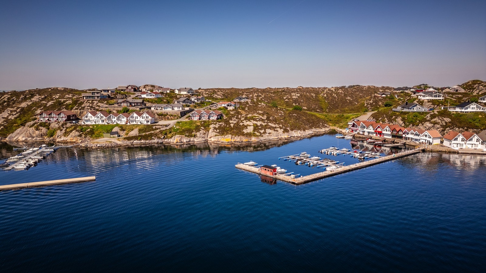 Hellesøy er et eldorado for båt og fiskeinteresserte, samt det er flott turterreng i nærområdet Galleribilde