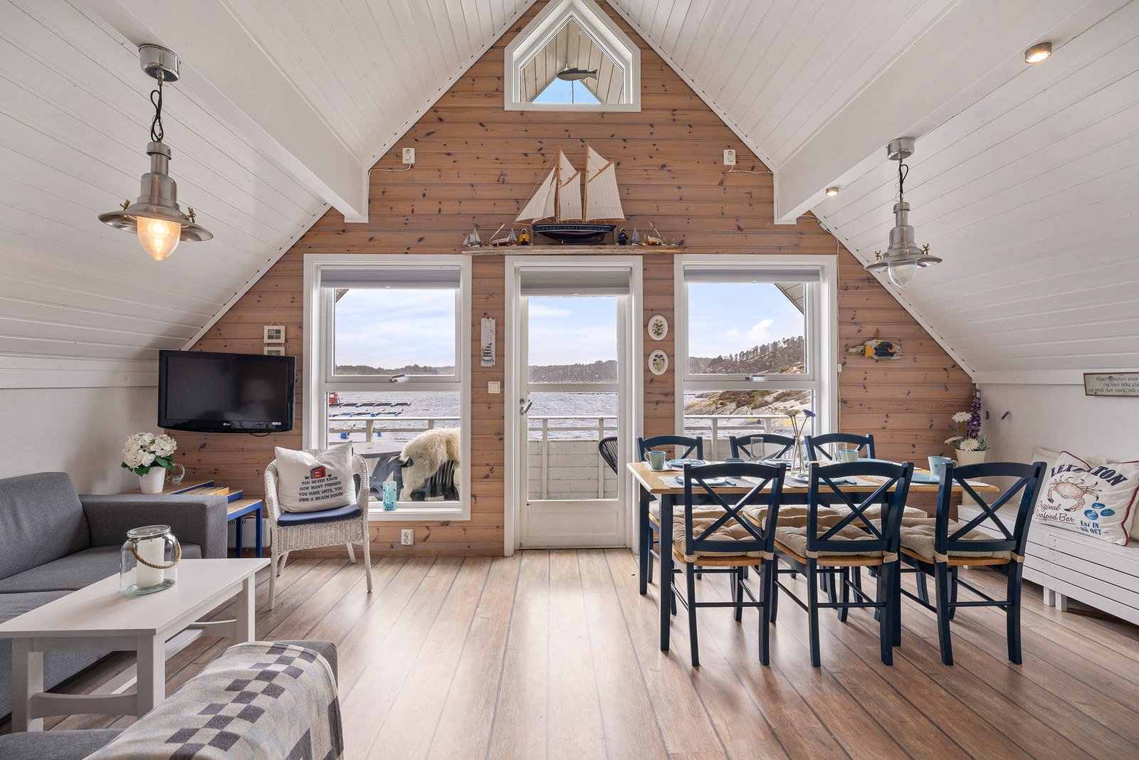 Lys og luftig stue med åpen kjøkkenløsning - rommet måler 20,1 kvm og har luftig takhøyde Galleribilde