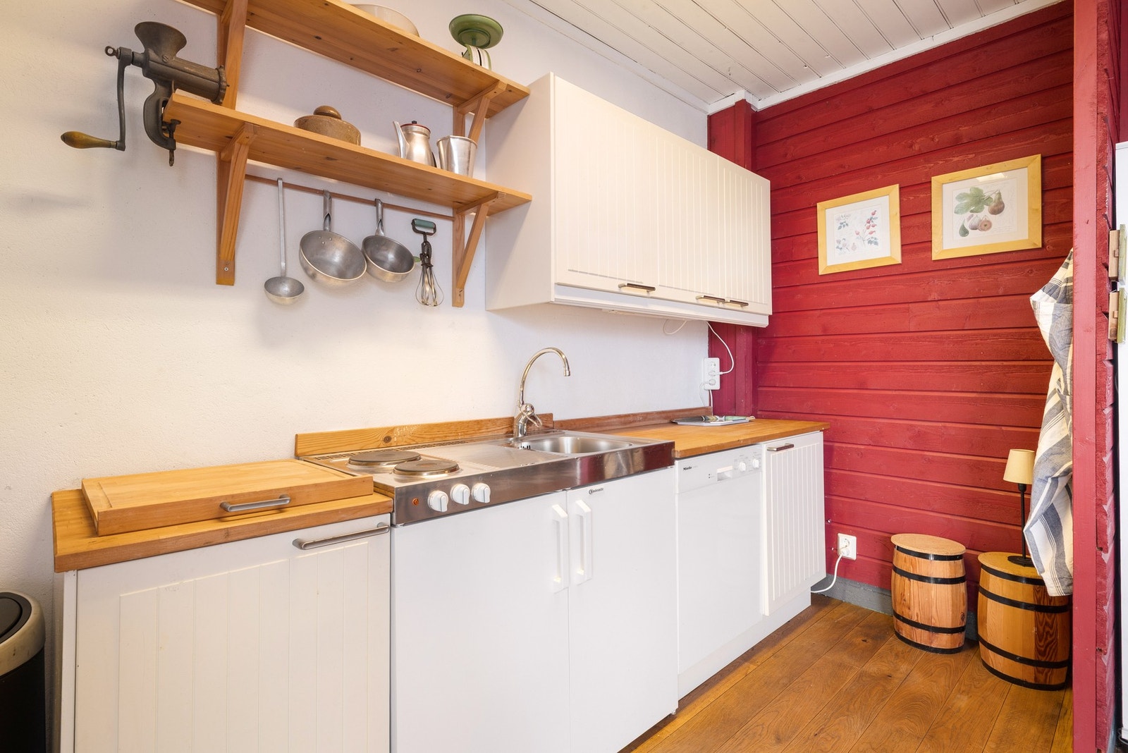 Praktisk kjøkkenløsning med det aller nødvendigste Galleribilde