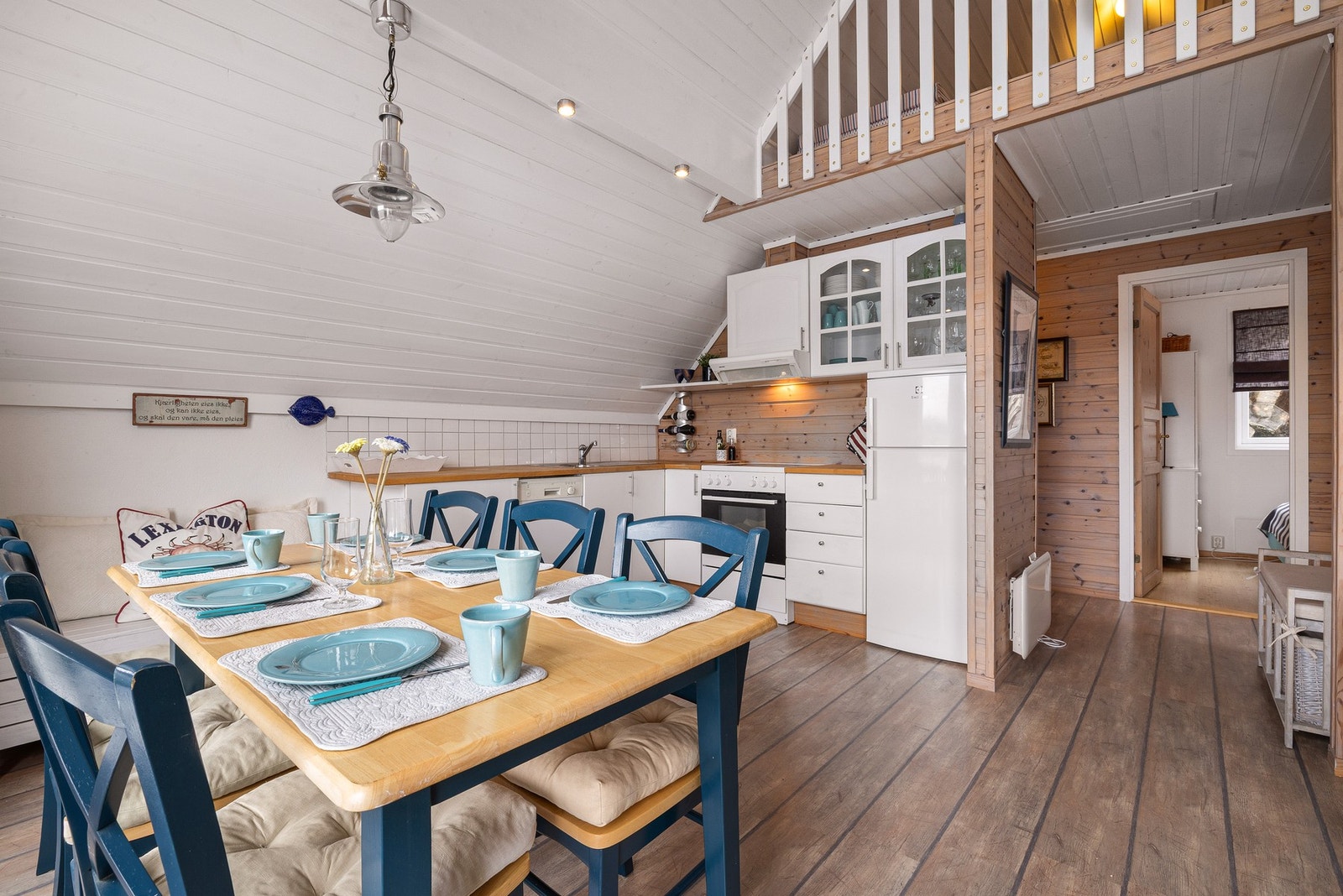 Kjøkkenet har praktisk innredning og god plass til spisebord Galleribilde