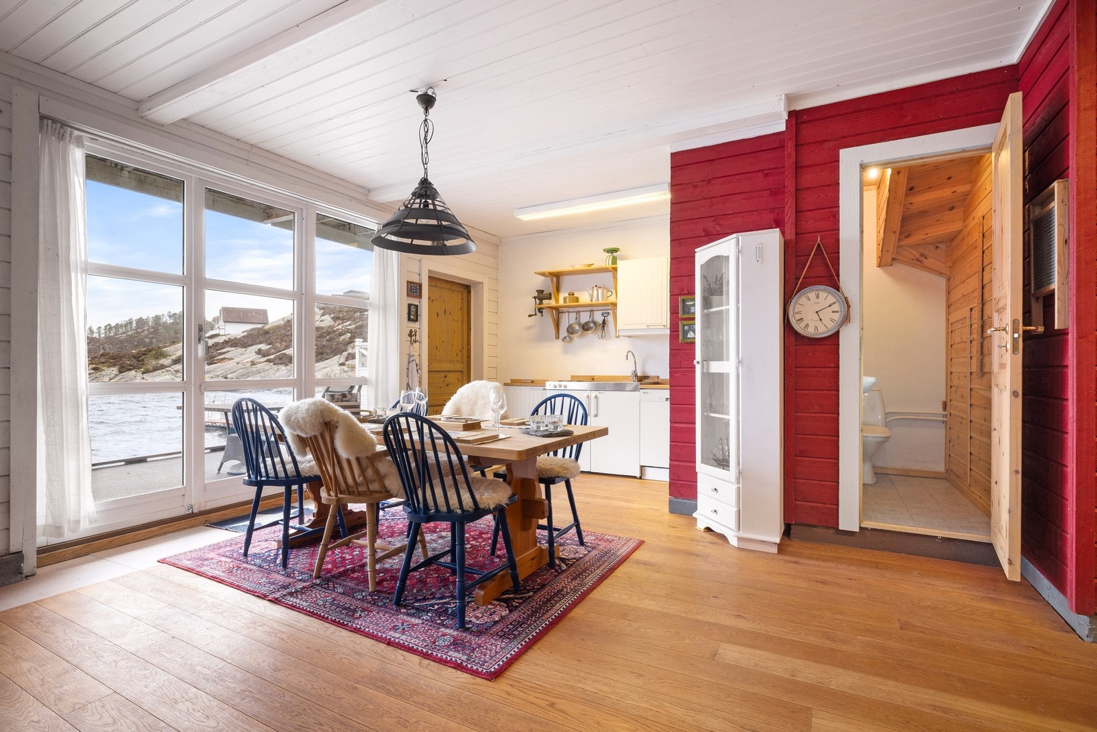 Den åpne stue/kjøkkendelen nede i 1.etasje er på 30,6 kvm Galleribilde