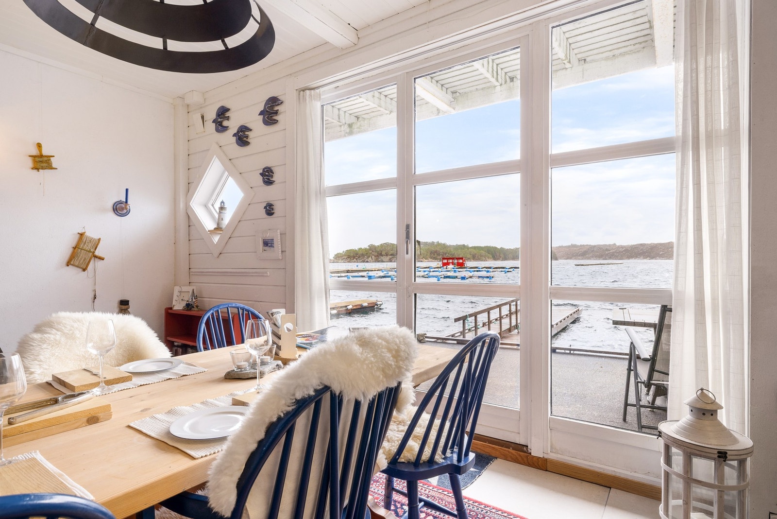 Fra spisebordet ser man rett ned på felles flytebrygge man deler med 1 nabo Galleribilde