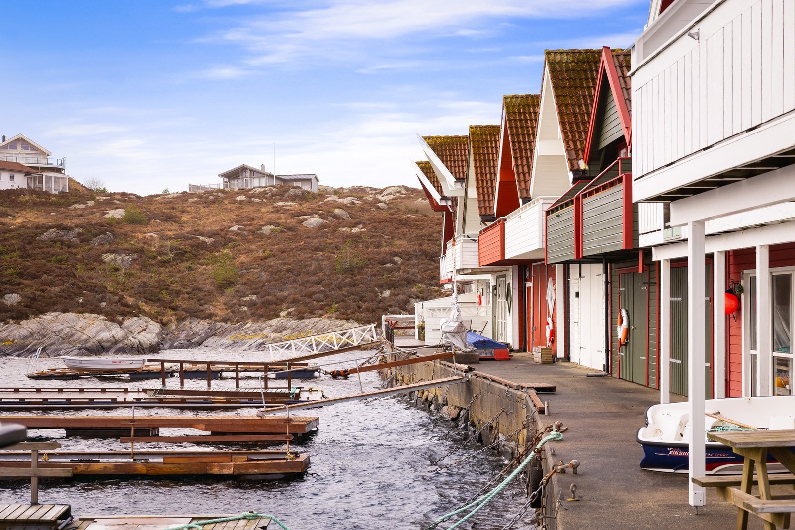 God kaifront foran rorbuen Galleribilde