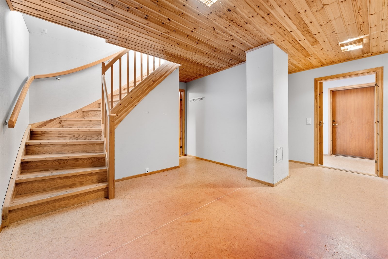 Inngang i kjelleretasjen Galleribilde