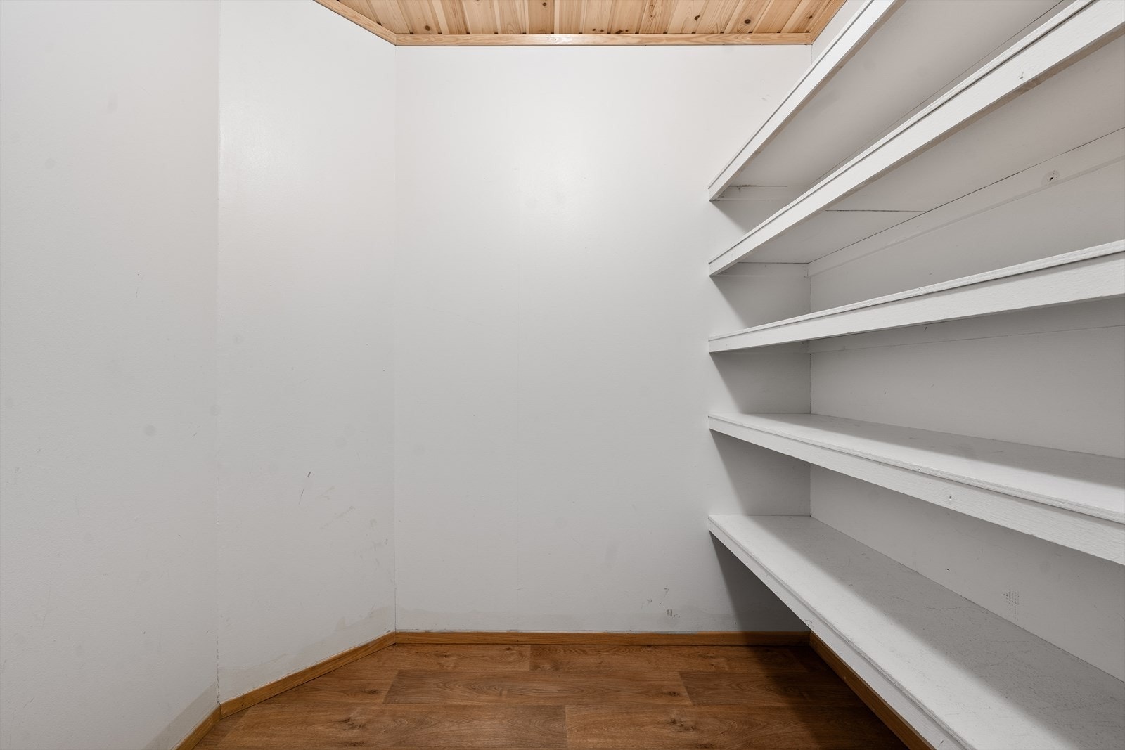 Hylleplass i boden Galleribilde