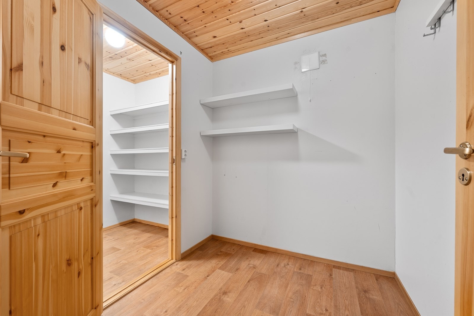 I 1.etasje er det en bod med god oppbevaringsplass Galleribilde