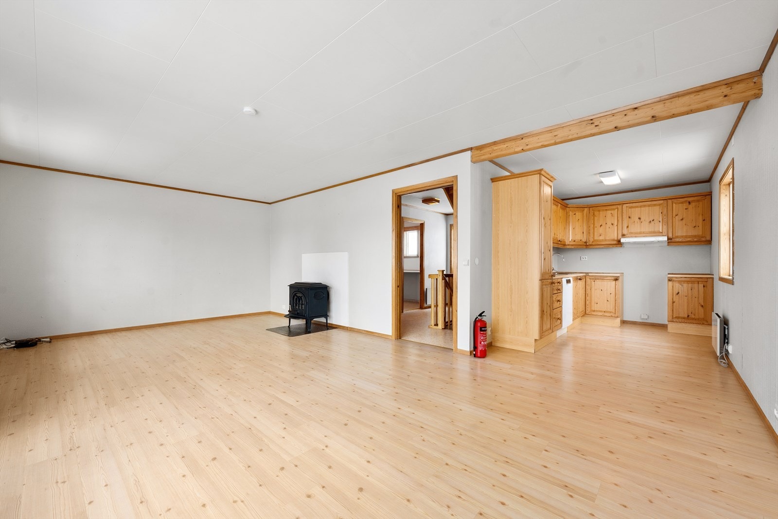 Stua er romslig; her har man god plass til både sofagruppe og spisegruppe Galleribilde