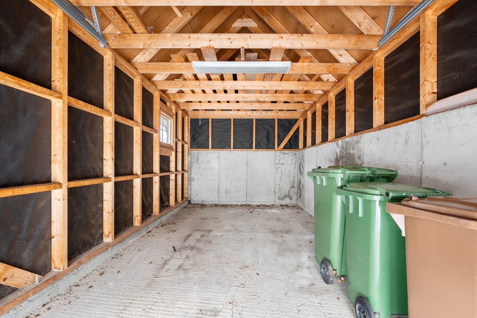 Parkering i egen garasje, med plass til en bil Galleribilde