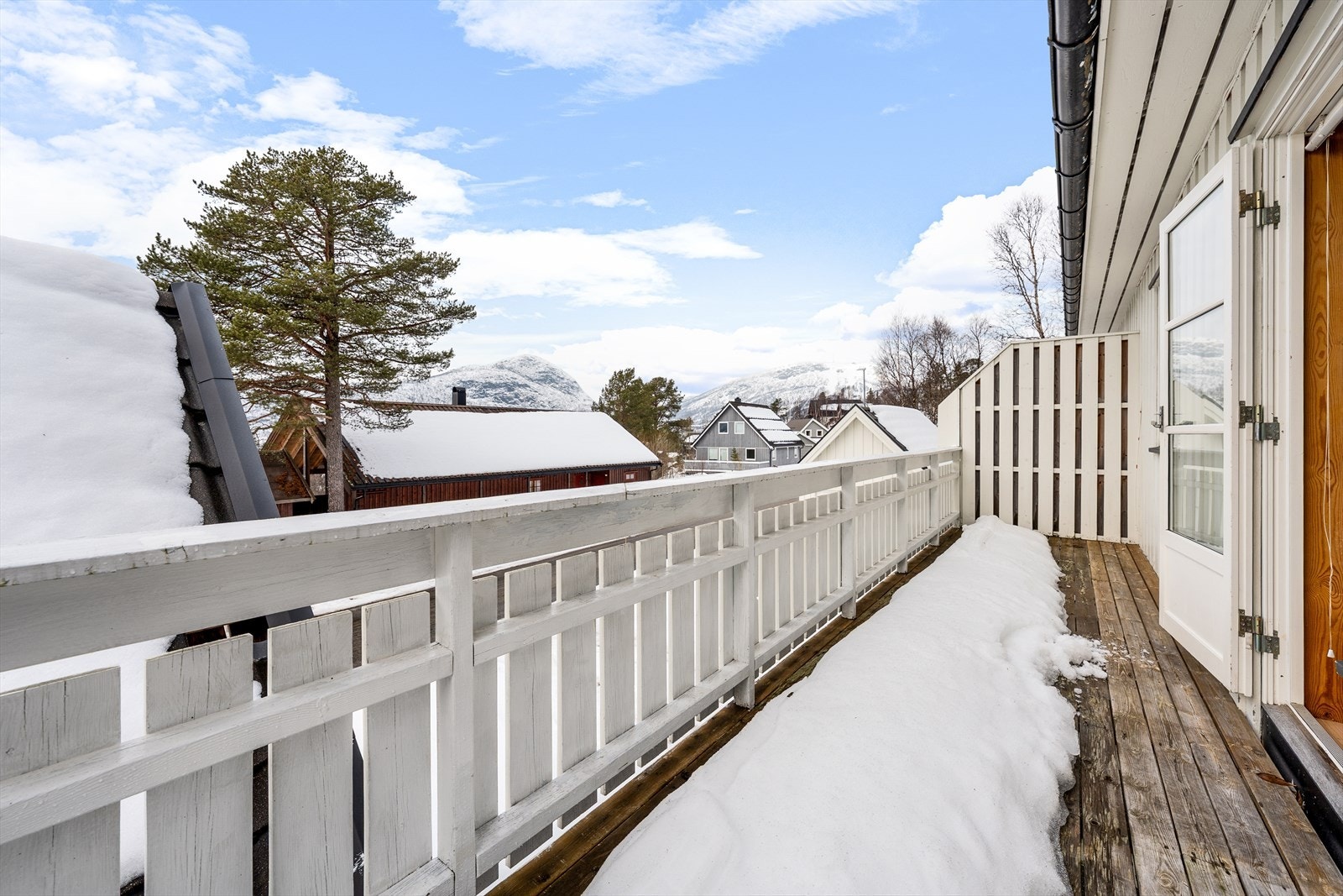 Fra boligen er det 2 km til Fjellgardane barneskule og barnehage Galleribilde