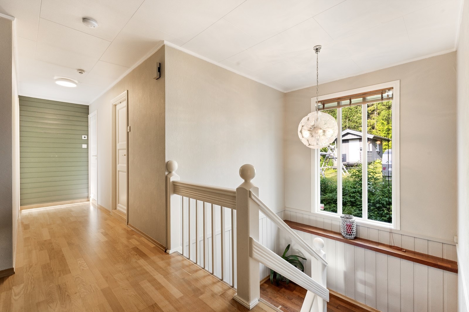 Hall/trappgang. Vinduet i trappen gir svært fin, naturlig lysinngang. Galleribilde