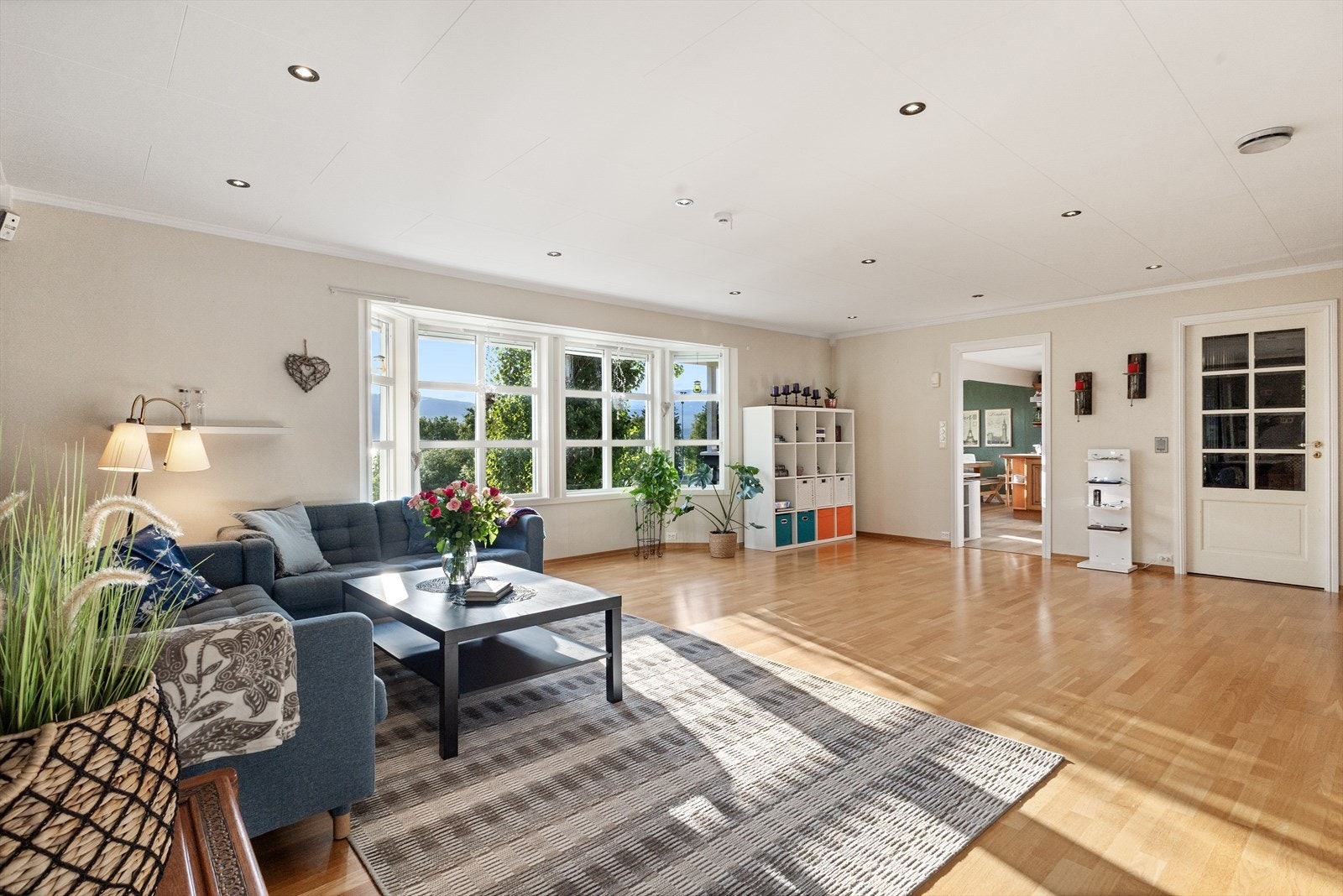 Fra stue mot kjøkken. Døren til høyre, fører til trappgang og hall. Galleribilde