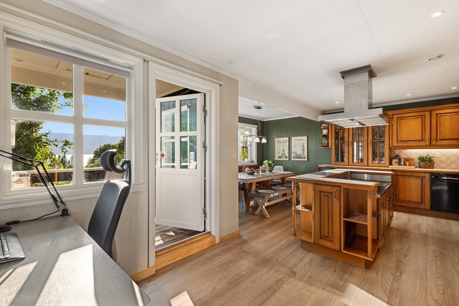 Døren som er åpen, fører til takoverbygget balkong på ca. 4,9 m2. Galleribilde