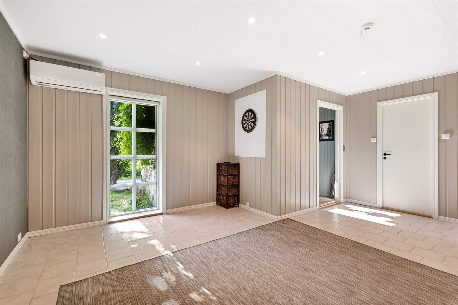 Varmepumpe er plassert i u.etg og hall. Dette arealet er STORT og her har nåværende eier sett på en løsning mtp. å etablere en utleiedel. Galleribilde