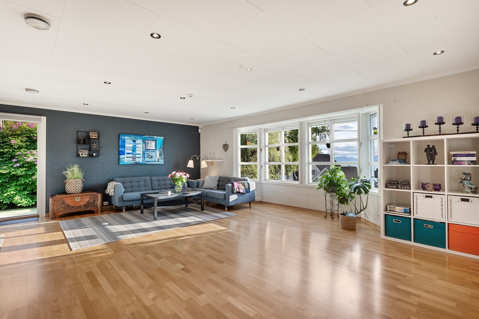 Svært romslig stue. Downlights i himling. Galleribilde