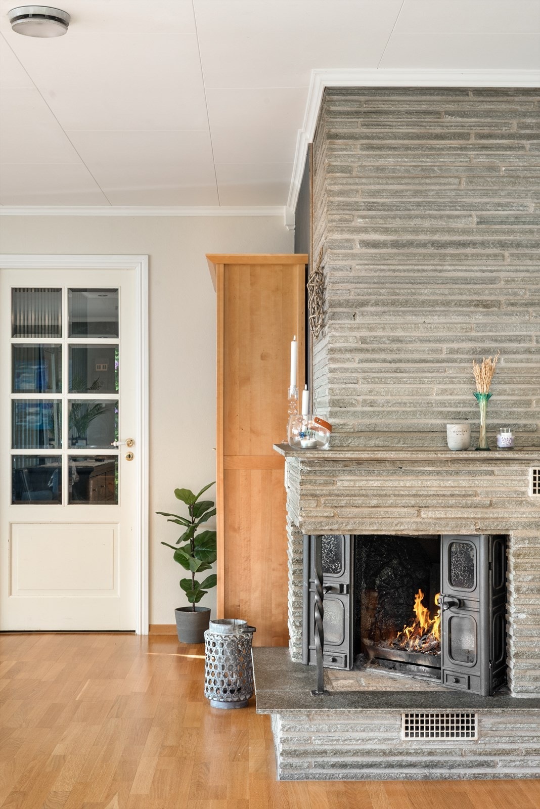 Peisen er sentral i stuen, og fremhever den litt herskapelige stilen som er gjennomgående i boligen. Galleribilde