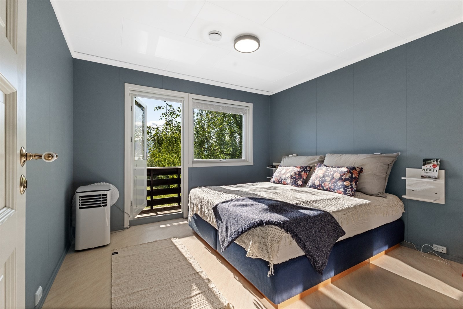 Soverom i 1.etg med takoverbygget balkong på ca. 3,4 m2. Galleribilde