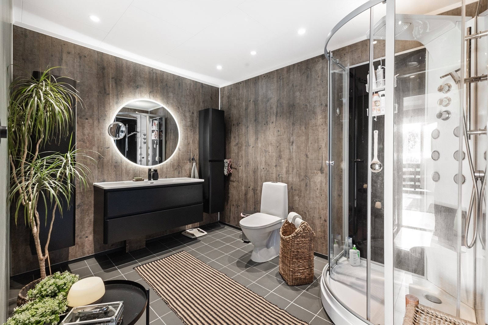 Badet er renovert i de senere år, og fremstår som moderne. Downlights i himling, moderne innredning med rundt speil og LED belysning. Galleribilde