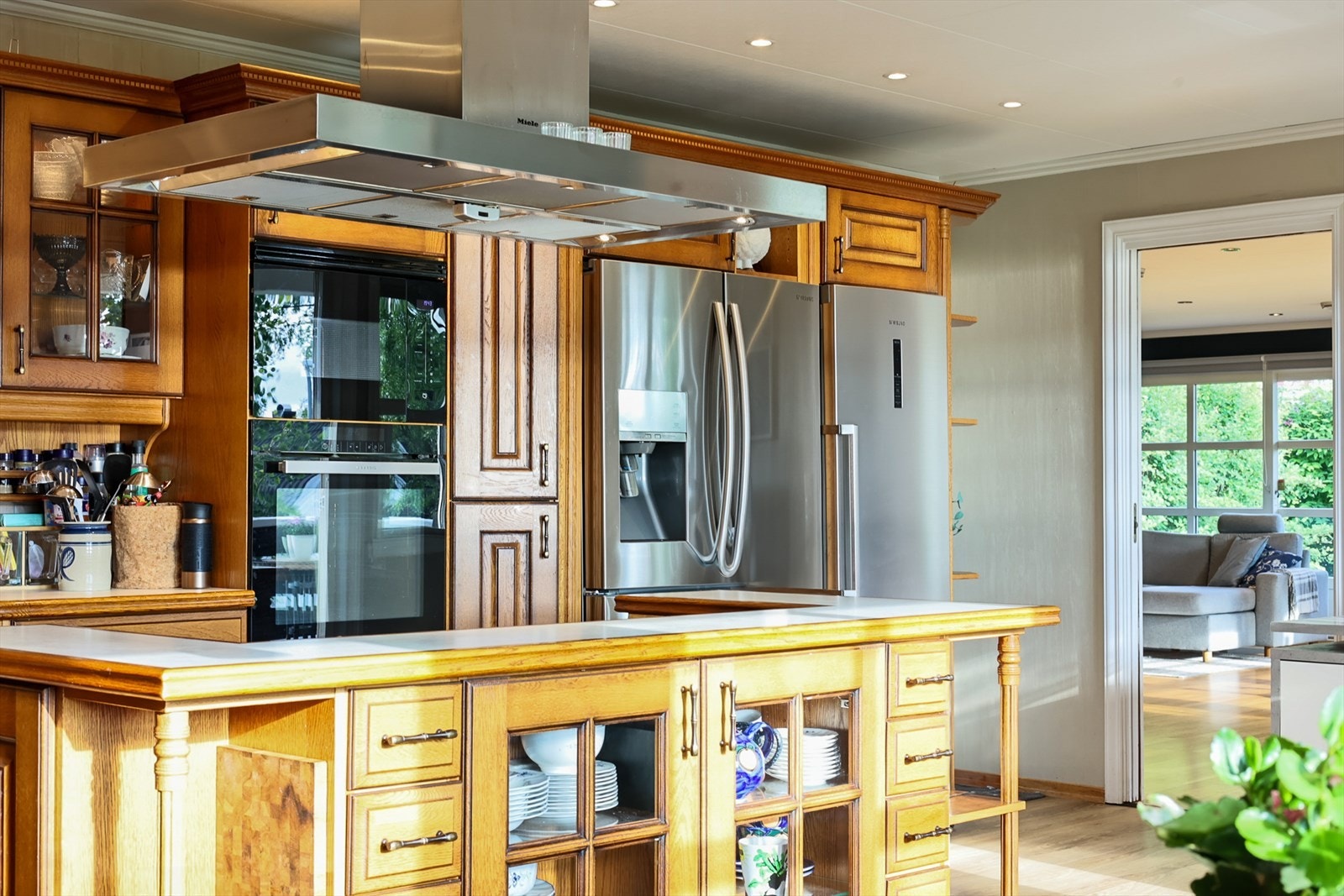 Kjøkkenet har øy med koketopp og fritthengende ventilator. Alle hvitevarer medfølger. Galleribilde