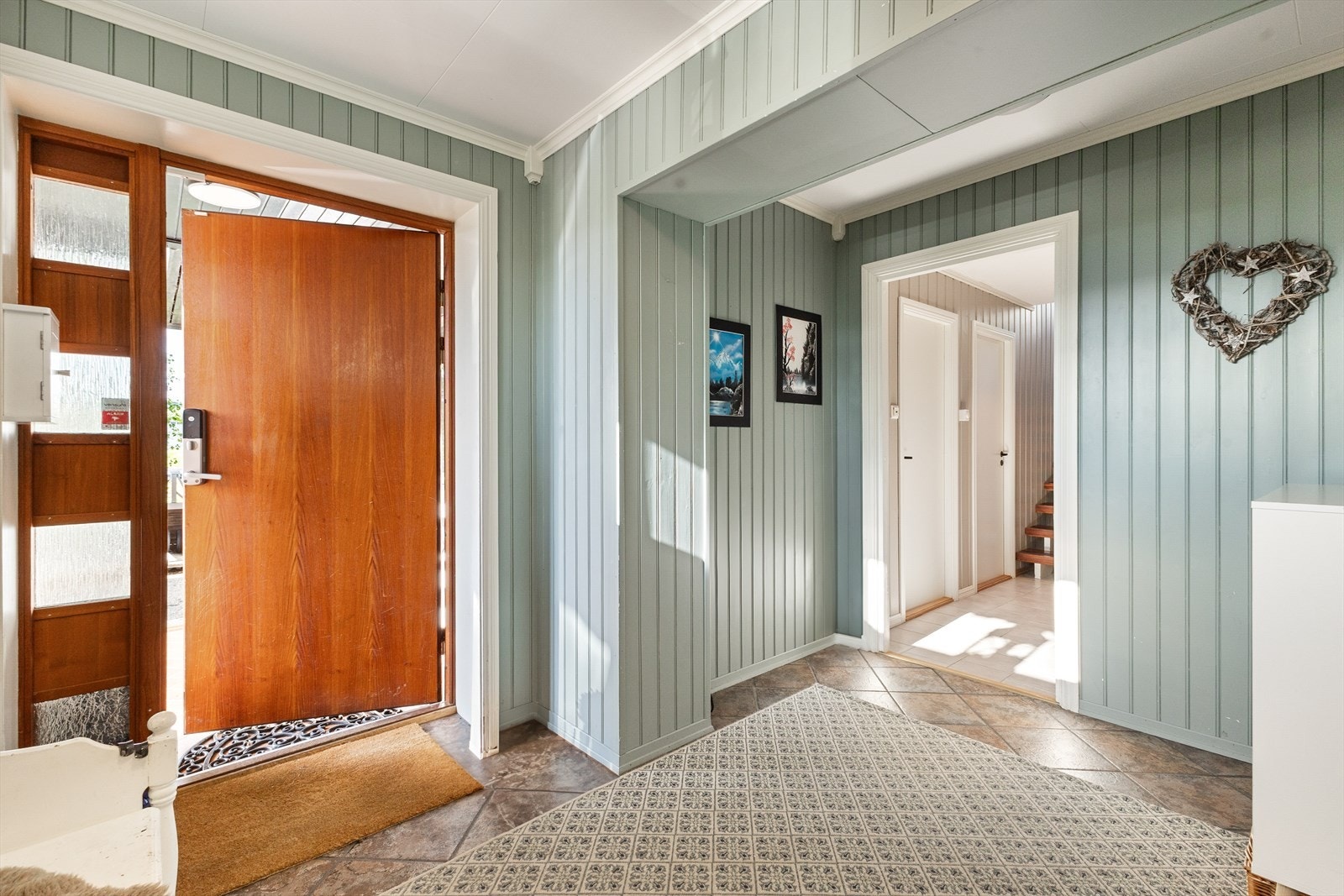 Romslig entre med varmekabler. Galleribilde