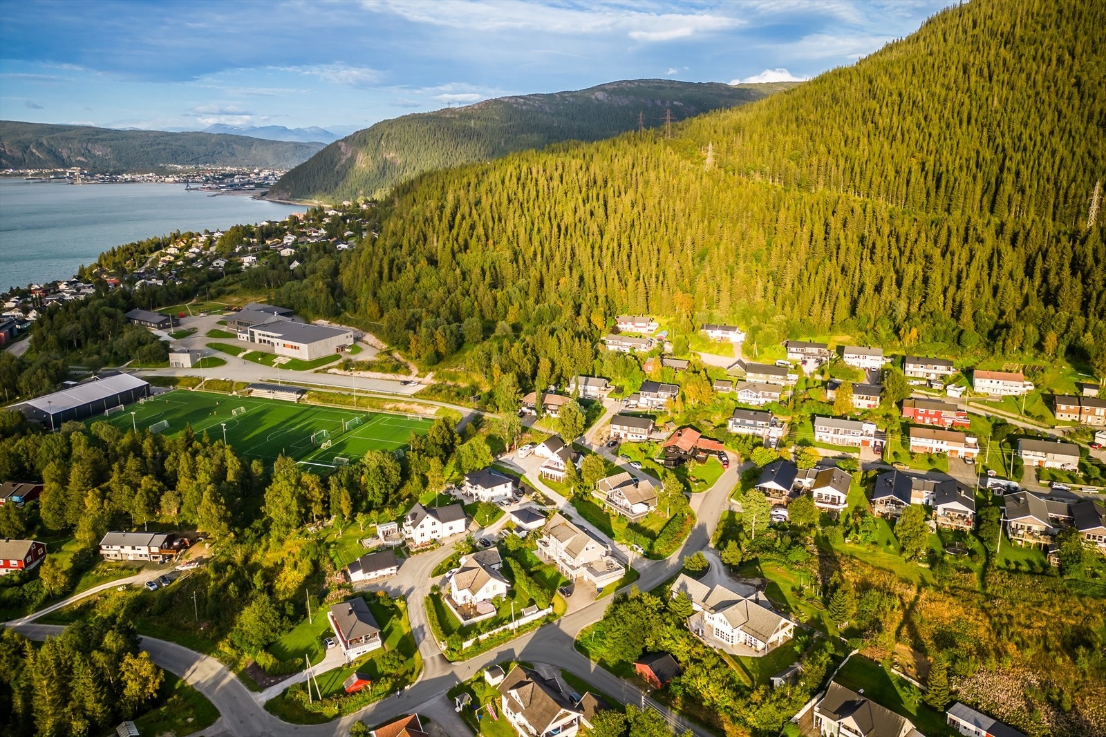Åga og på Hauknes har du en rekke turmuligheter. Du kan velge mellom en tur langs gatene eller en tur opp i terrenget i sør. Hovedinnfallsporten er turstien som starter under fjellfoten bak Hauknes skole. Galleribilde