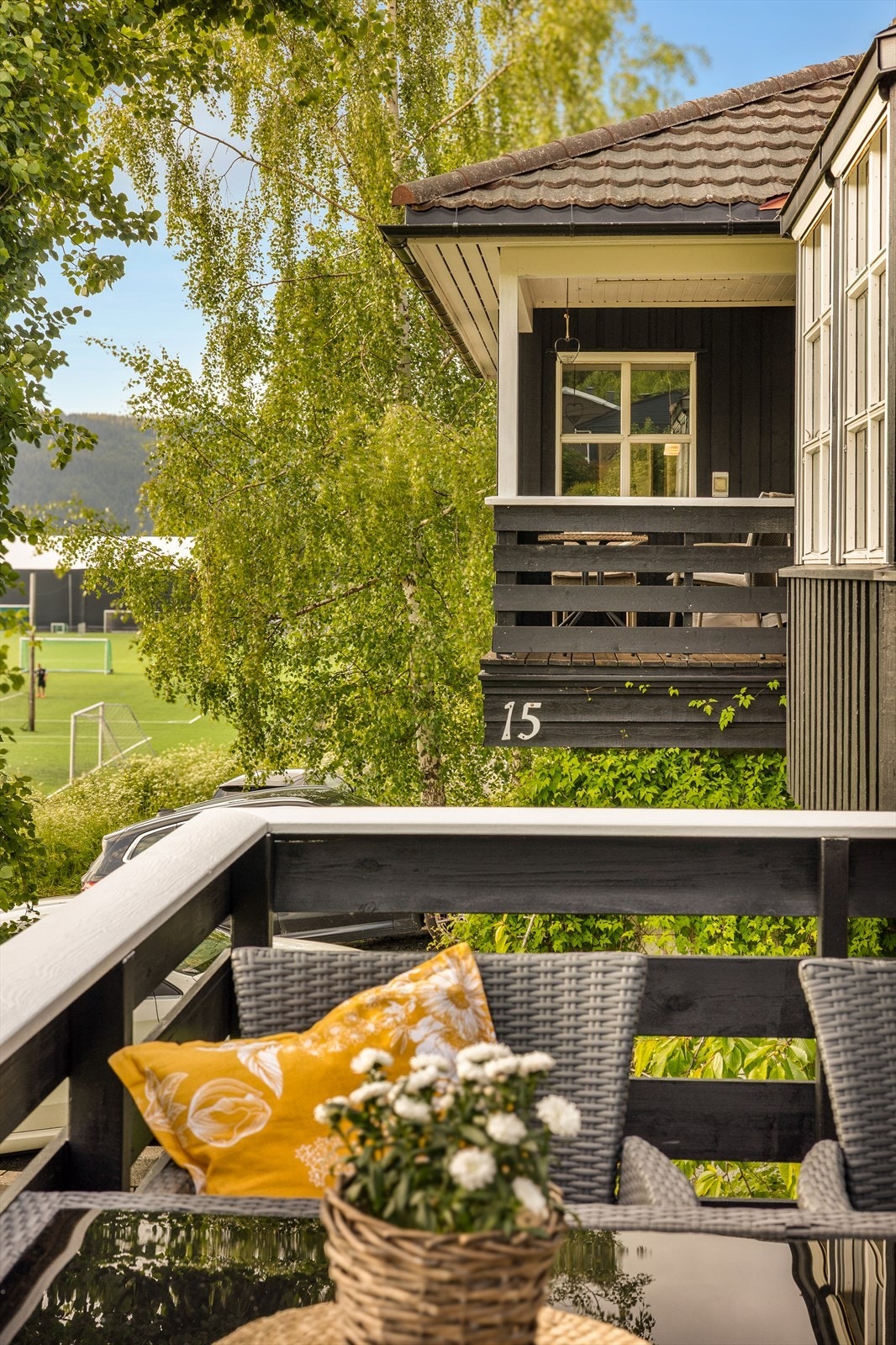 Fra terrassen i tilknytning stuen, mot balkong som har utgang fra kjøkkenet. Galleribilde