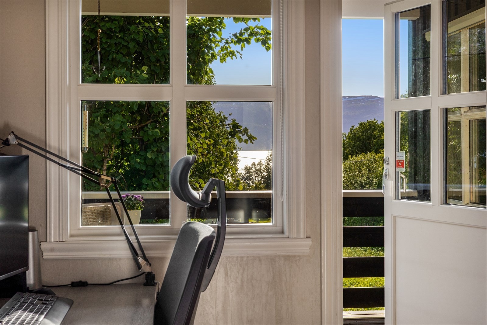 Ut mot balkong. Galleribilde