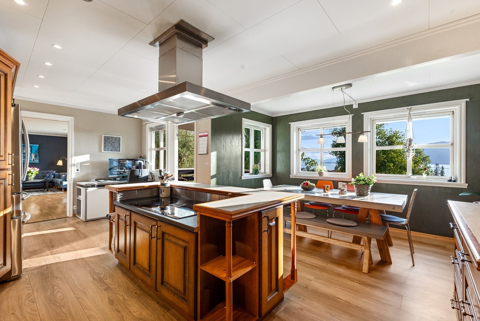 Kjøkken og spisestuen er av herlig størrelse. Galleribilde