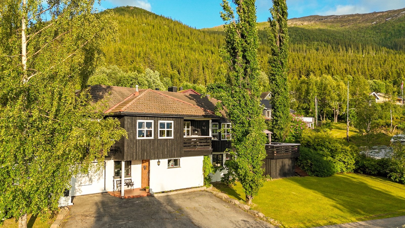 Takoverbygget balkong på ca. 3,4 m2 med utgang fra ett av soverommene i 1.etg - Takoverbygget balkong på ca. 4,9 m2 med adkomst via dør fra kjøkkenet i 1.etg. Galleribilde