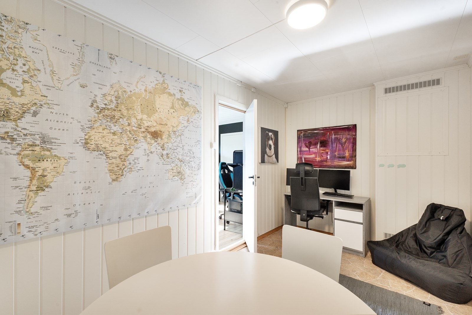 Hobbyrom/kontor, som ligger vegg i-vegg med soverom/oppholdsrom/kjellerstue. Galleribilde