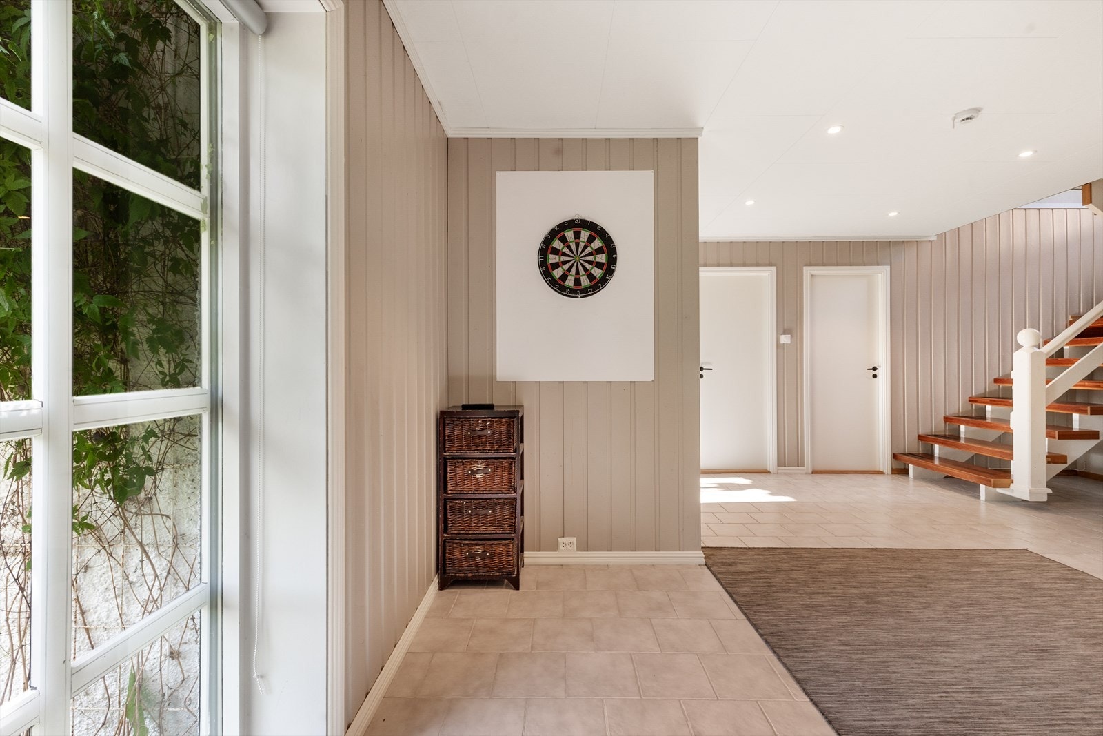 Fra hall mot trappegang. Downlights i himling. Galleribilde