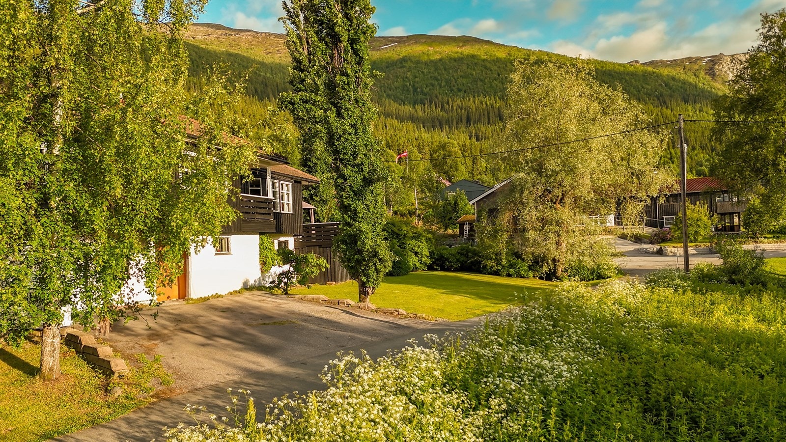 Boligen er på hele 267 m² BRA-I, og skiller seg markant ut fra de fleste boliger av samme byggeår, både i størrelse, byggekvalitet og arkitektur. Galleribilde