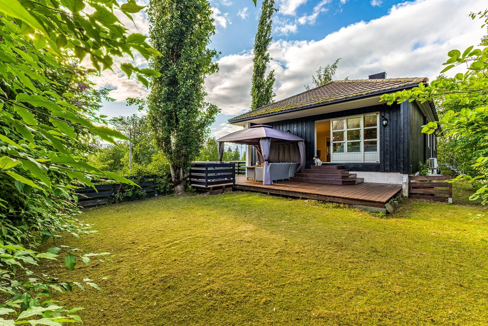 Hjørnetomt som grenser til friareal. Ved byggetidspunktet så var prisen på oppføring av akkurat denne boligen, langt høyere enn snittprisen i området. Galleribilde