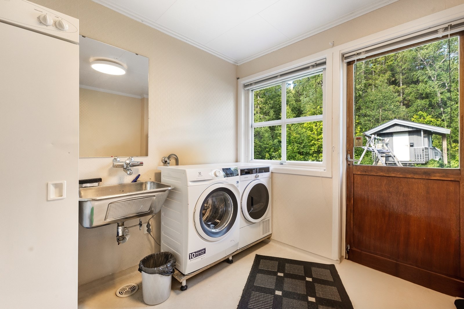 Vaskerommet har egen inngang fra bakkenivå i 1.etg. Galleribilde