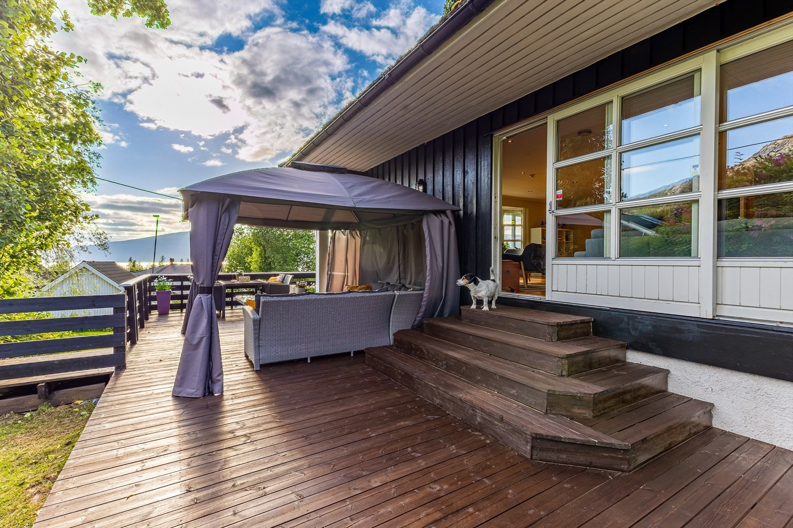 Terrasse på ca. 37,6 m2 med adkomst fra hage og via dør fra stuen i 1.etg. Galleribilde