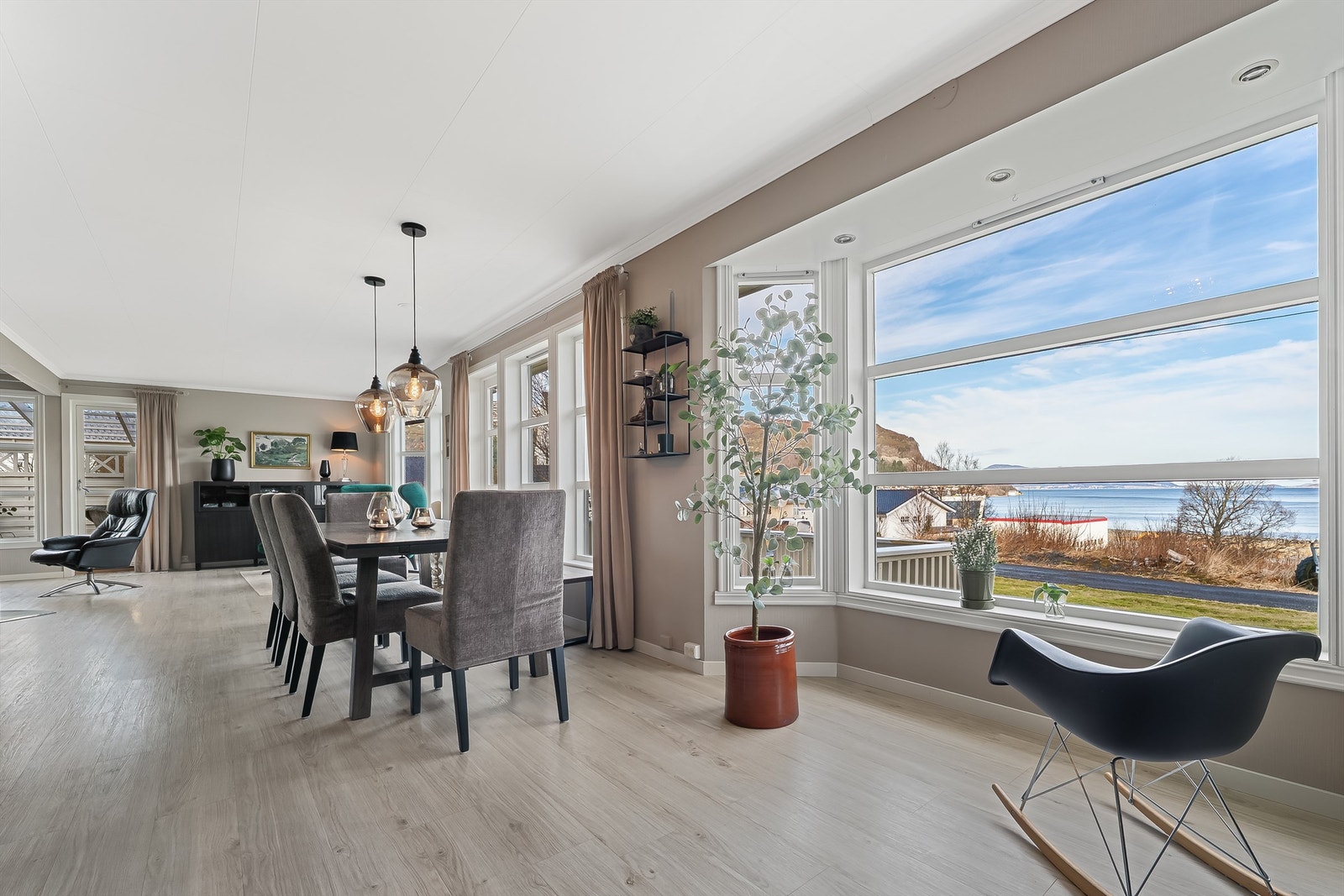 Fra spisestuen kan du nyte flott utsikt. Galleribilde