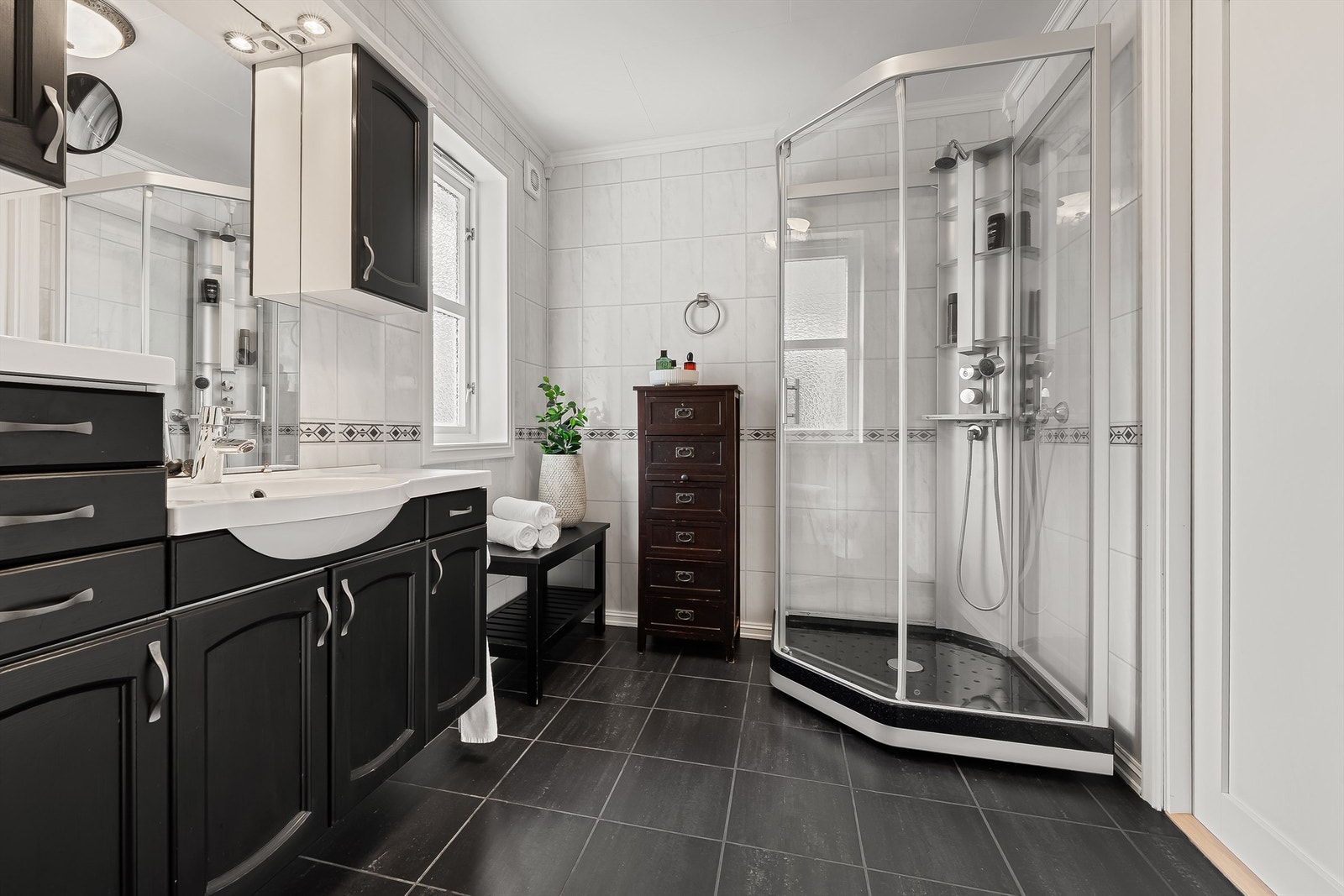 Bad i hovedetasje med flislagte gulv og vegger. Galleribilde