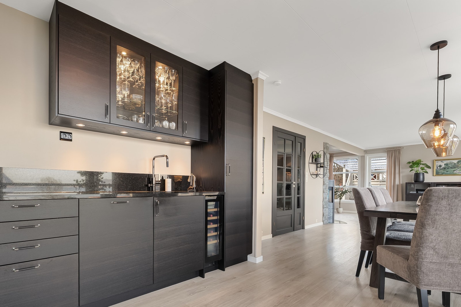 Flott og moderne kjøkken med integrerte hvitevarer. Galleribilde