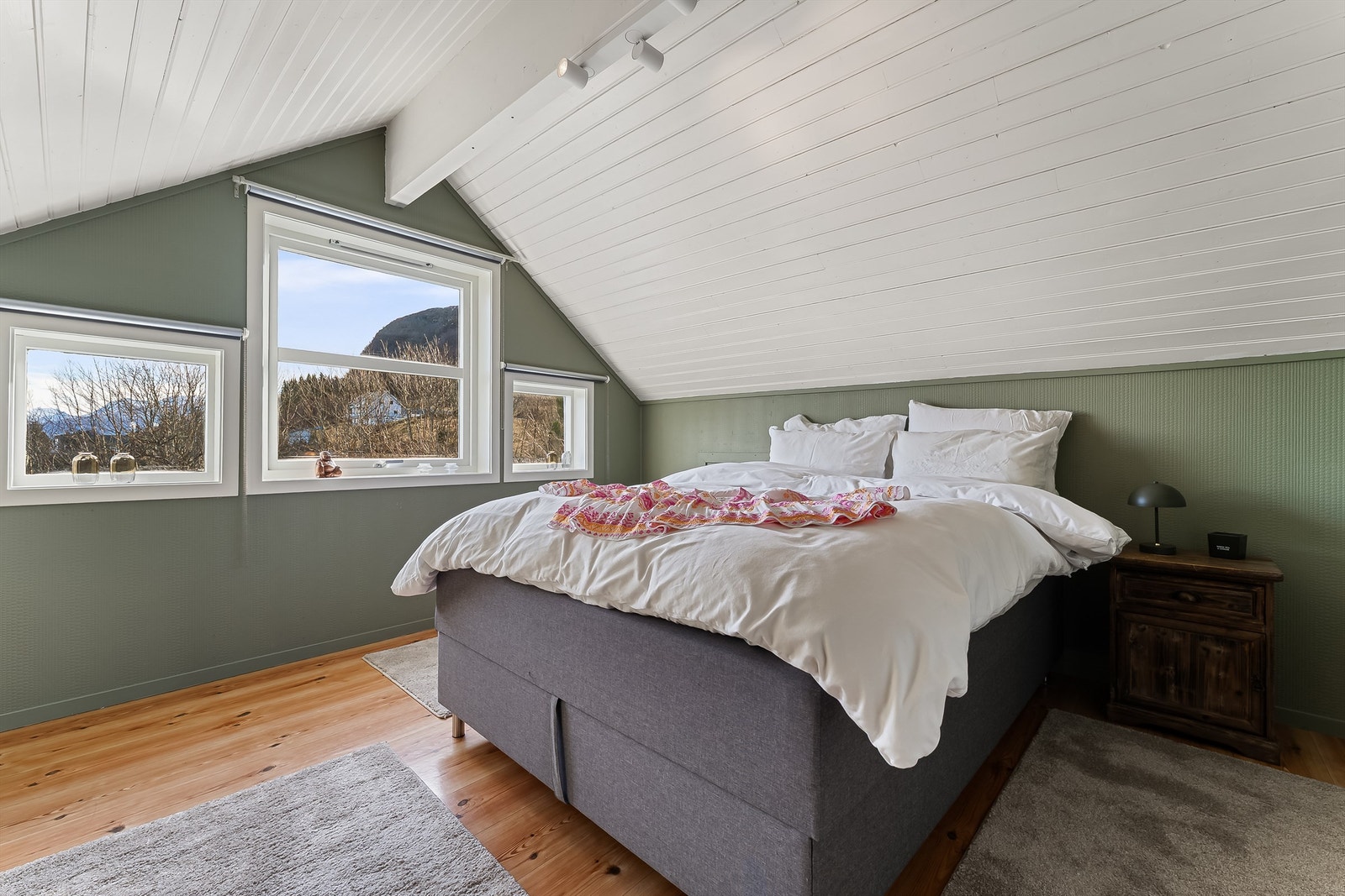 Loftetasjen ble innredet i senere tid og her er det innredet med loftstue og 2 soverom. Ikke omsøkt. Galleribilde