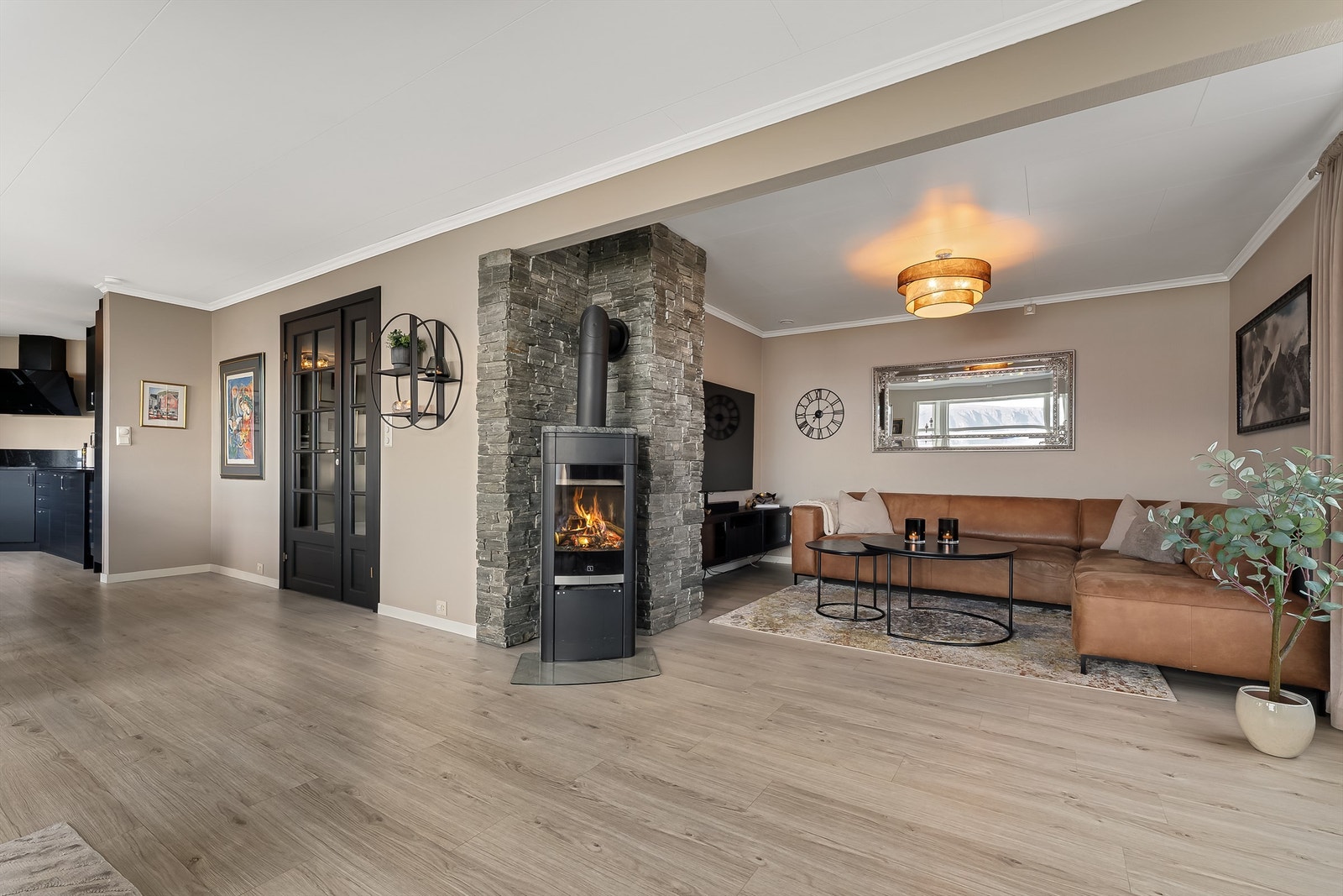 Romslig og moderne stue med peis. Galleribilde