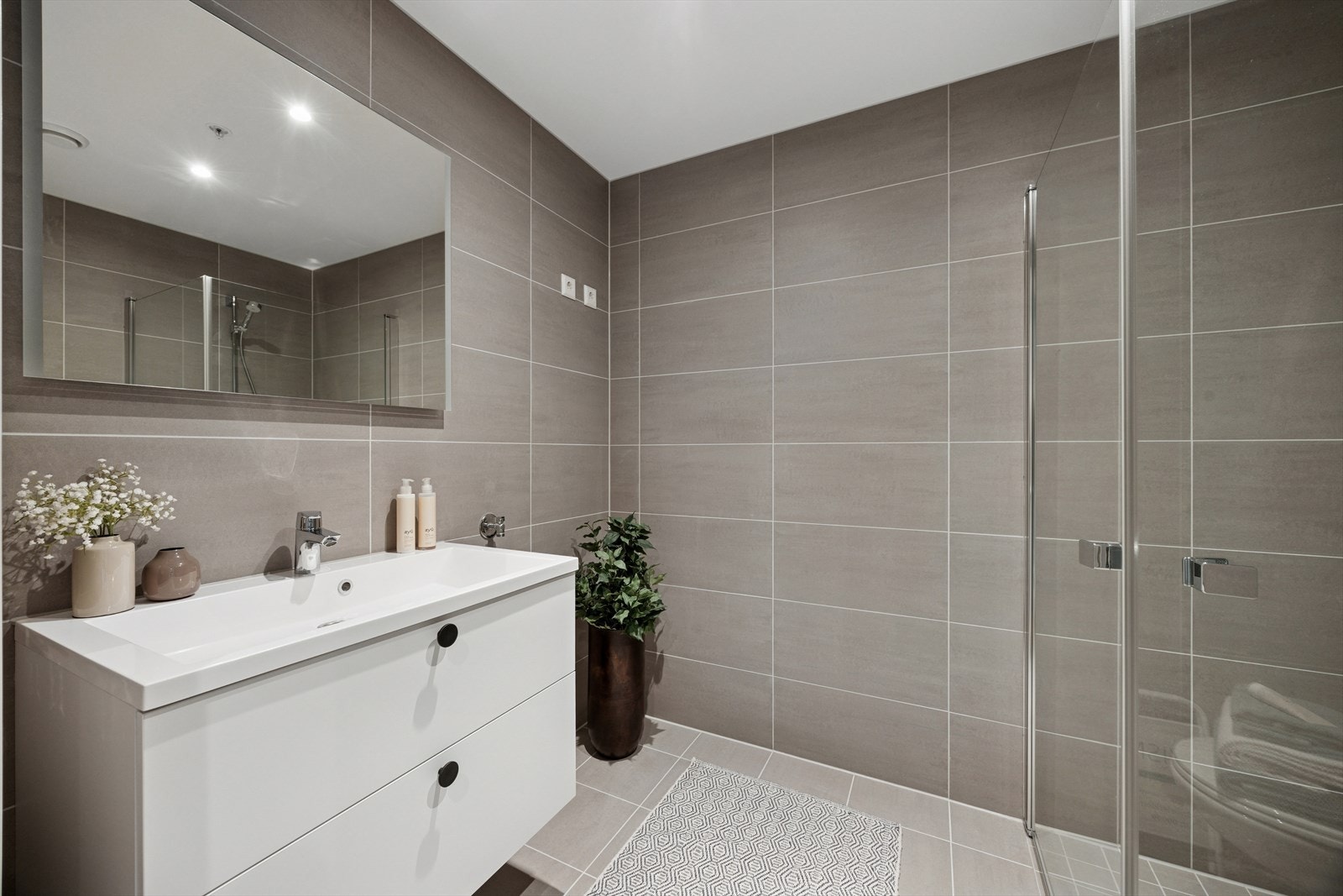 Pent, flislagt bad ( bildet fra annen leilighet) Galleribilde