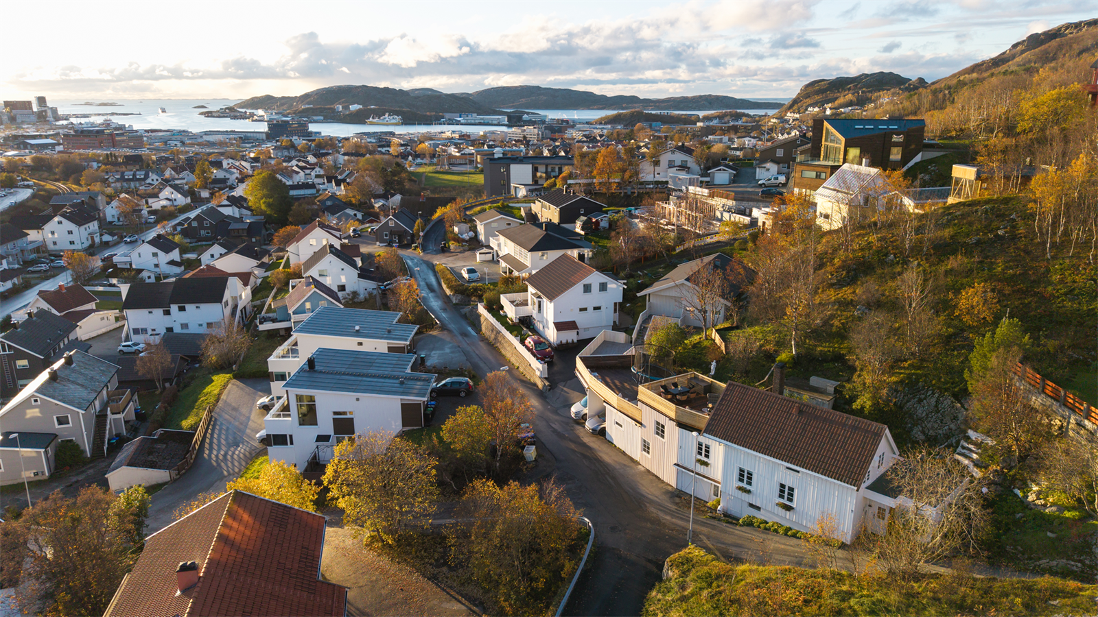 Området består i stor grad av boligbebyggelse med eneboliger, leiligheter og rekkehus Galleribilde