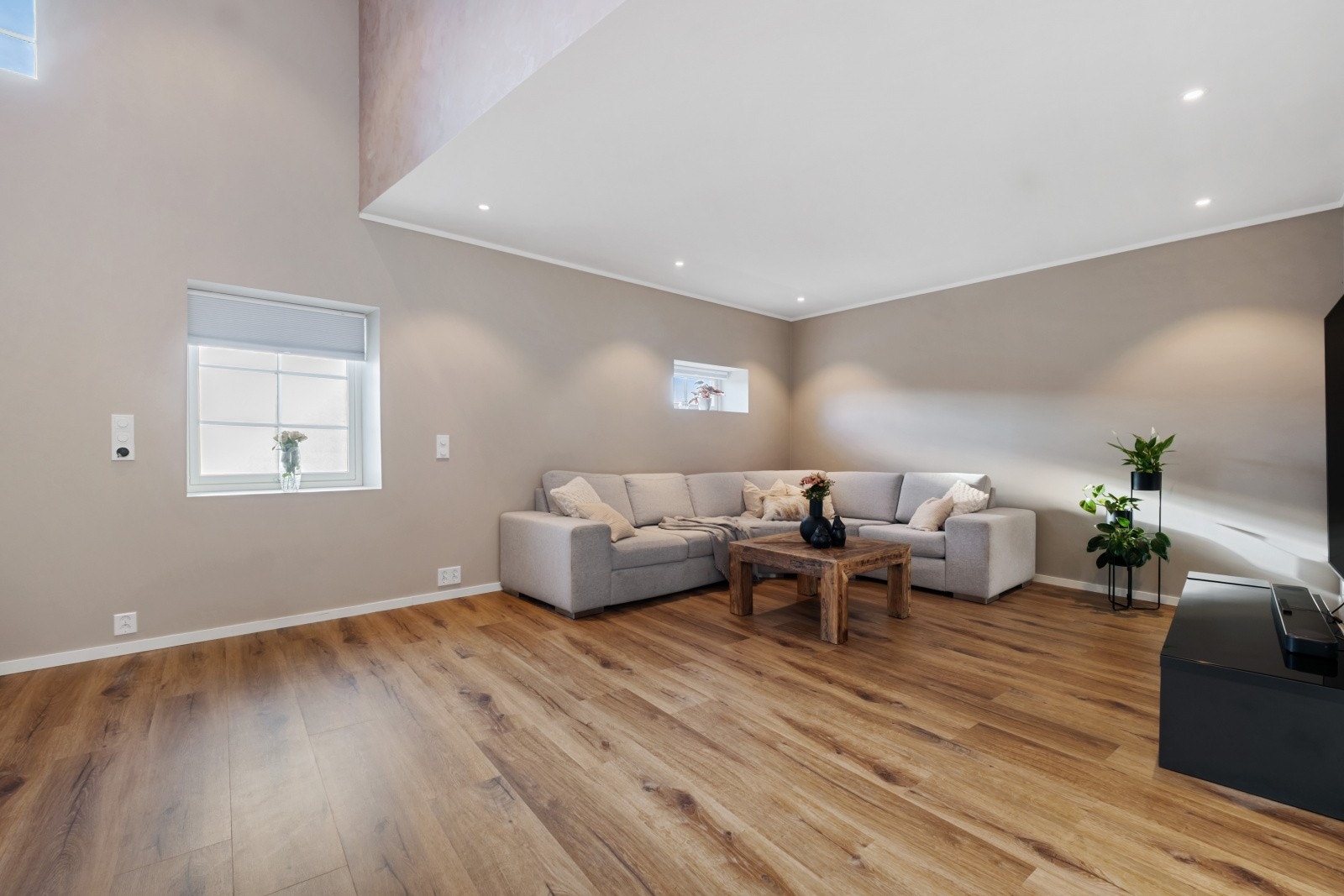 Her finner man en åpen og innbydende TV-stue Galleribilde