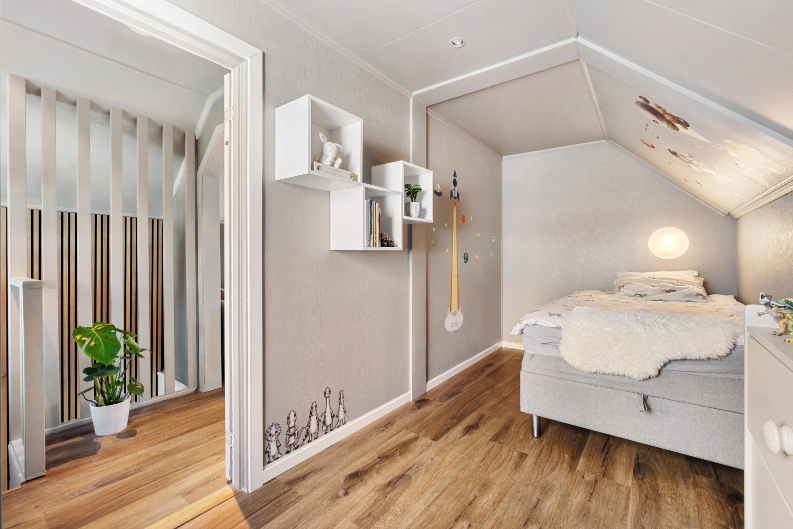 Soverom i dag innredet som barnerom, og har god plass til seng og kommode for oppbevaring Galleribilde