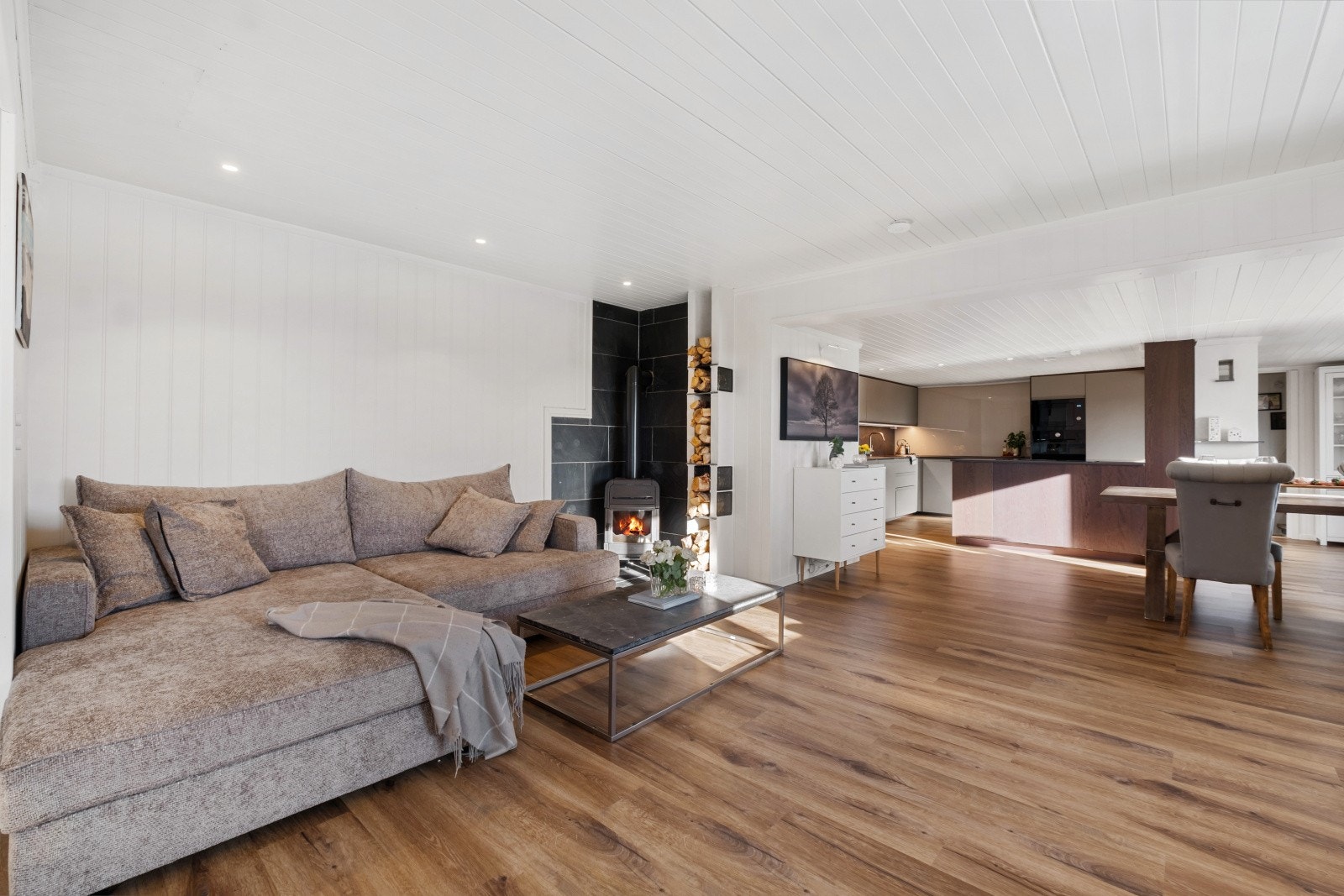 Stuen har gode og fleksible møbleringsmuligheter, og kan enkelt innredes etter egen stil og behov Galleribilde